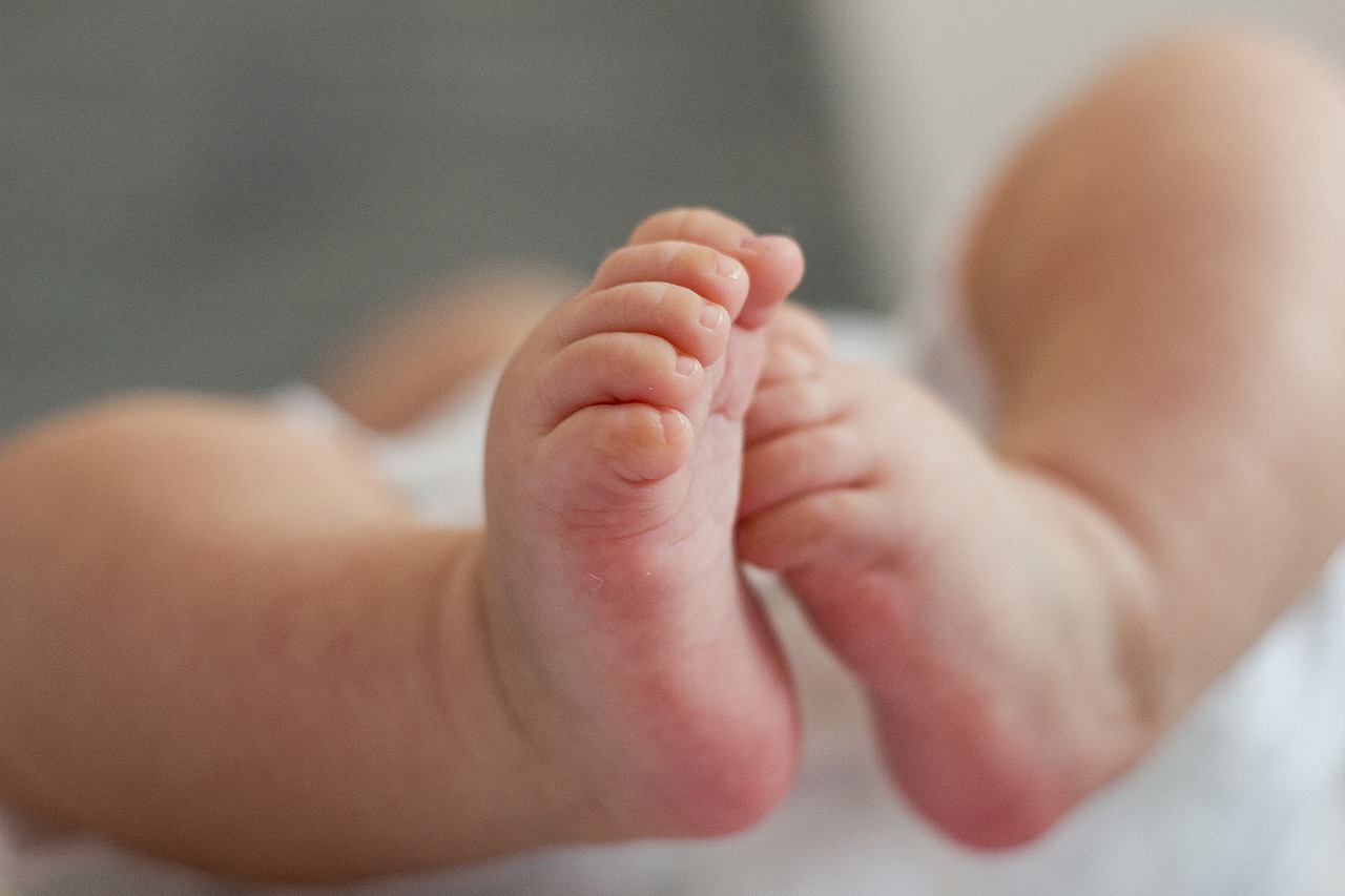 孕妈供卵生的宝宝不消化有什么症状（孕妈供卵生的宝宝不消化是什么引起的）